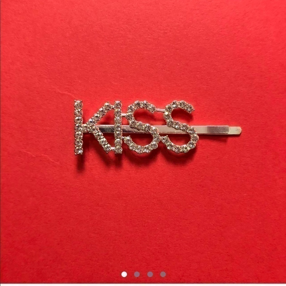 “Kiss” rhinestone hairpin🤍🤍​​​​​​​​​​​​​​​​​​​​​​​​​​​
